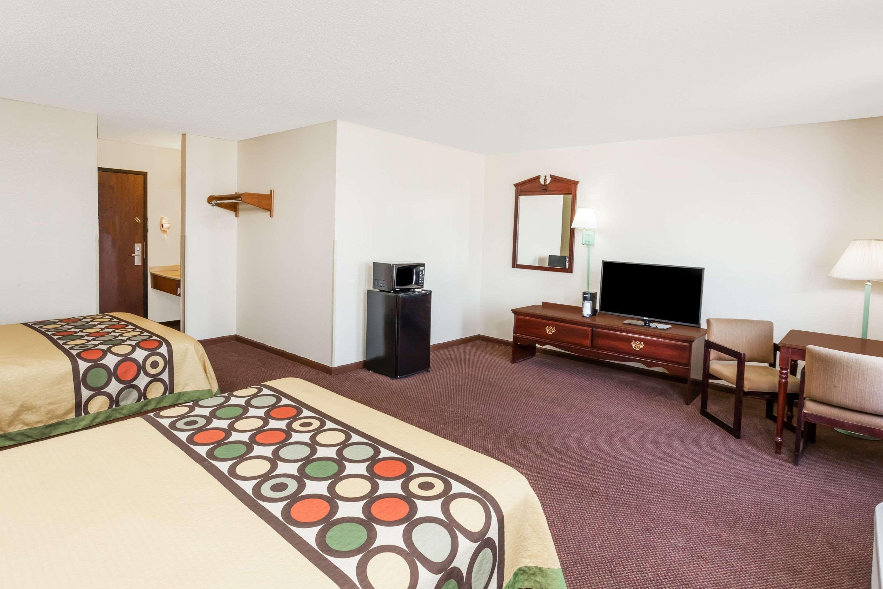 Super 8 By Wyndham Lincoln Hotel Exterior photo