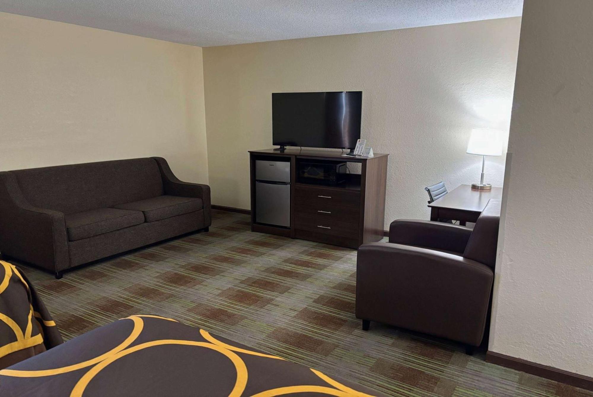Super 8 By Wyndham Lincoln Hotel Exterior photo